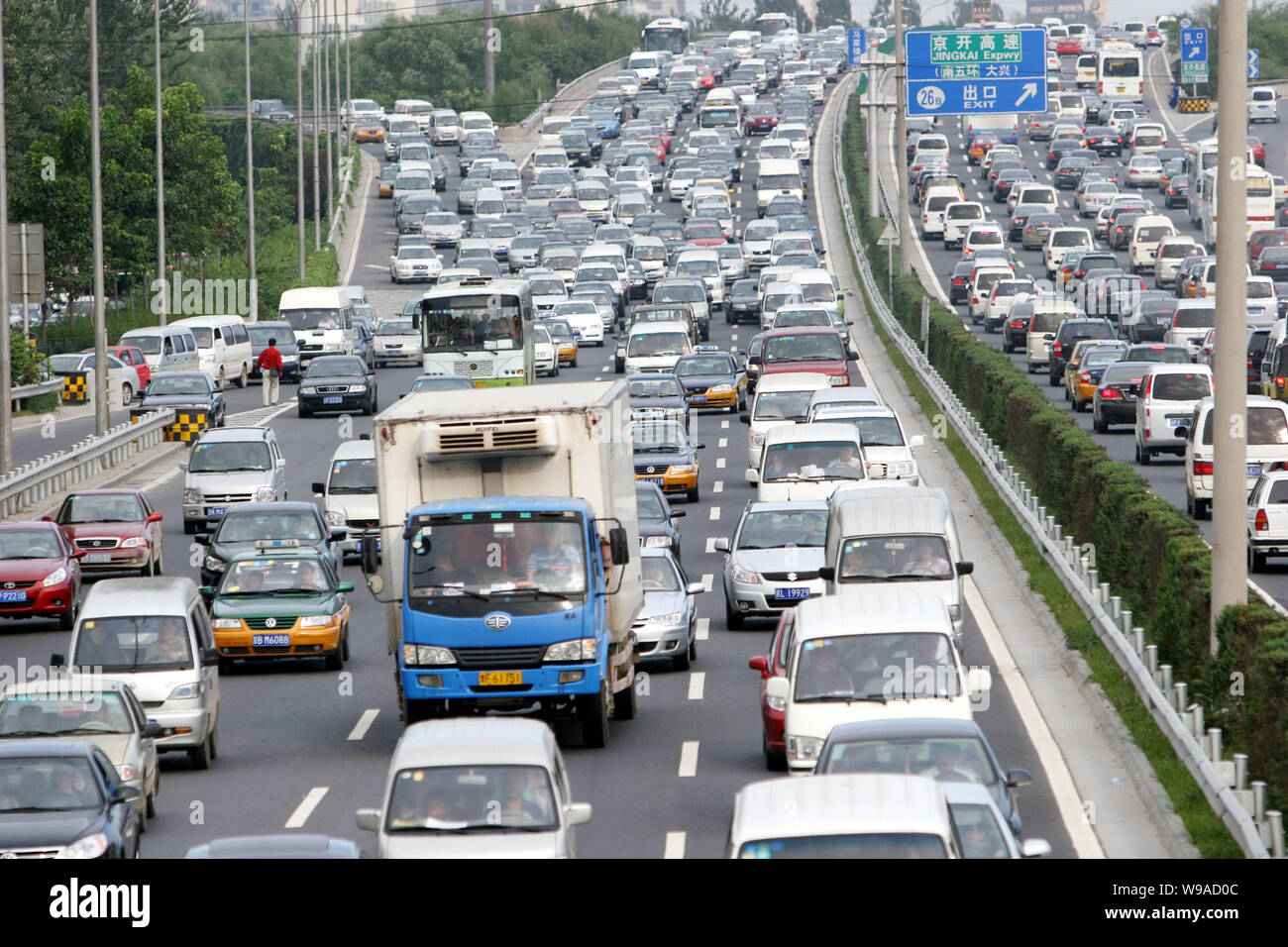 Massen von Fahrzeugen bewegen sich langsam in einen Stau auf einer Straße in Peking, China, 19. September 2010. Peking wurde von 88 Staus am Sonntag (19 erstickten Stockfoto