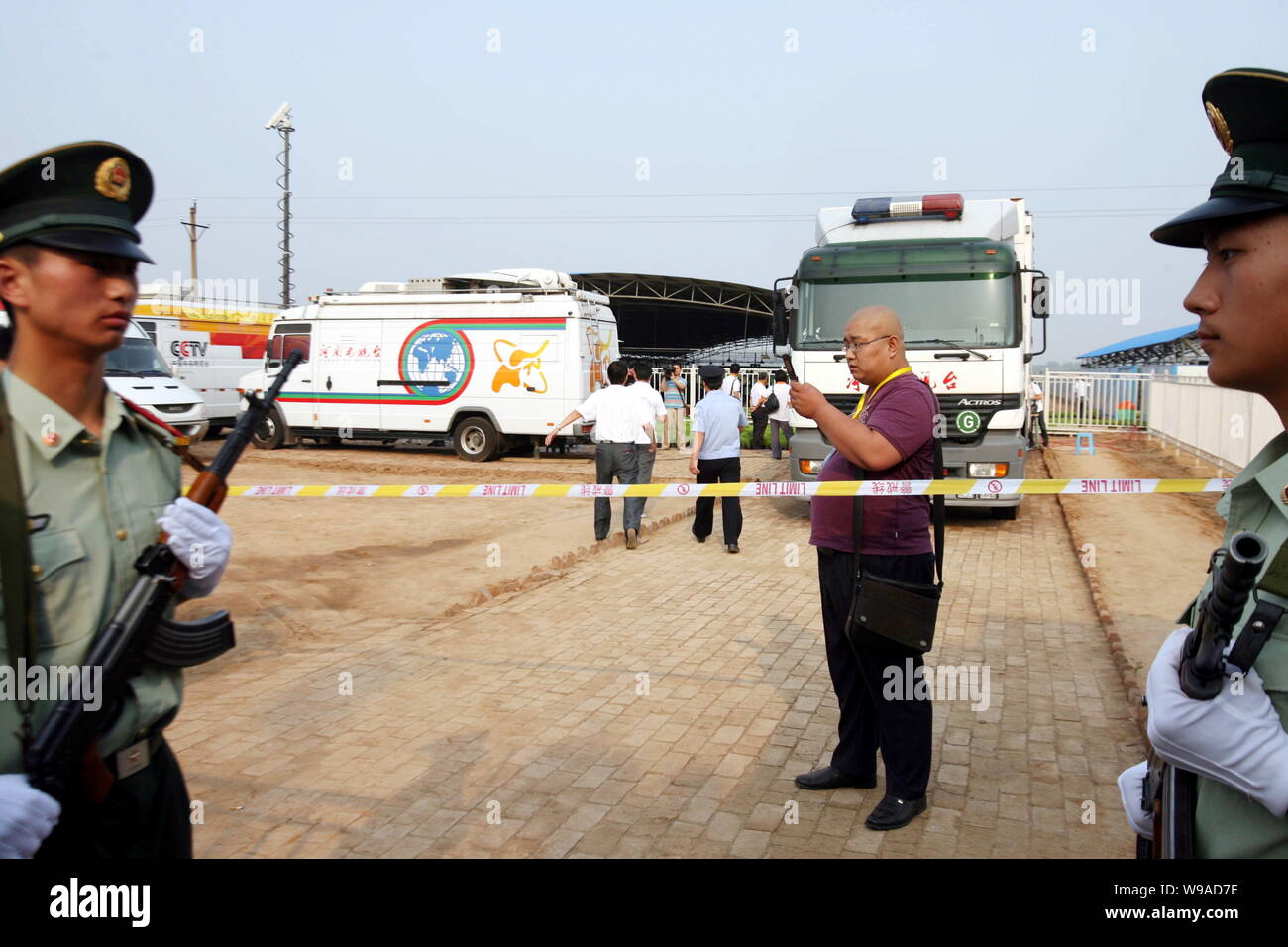 Bewaffnete Chinesischen paramilitärischen Polizisten Wache am Eingang der Ausgrabungsstätte des Cao Cao Grab in Xigaoxue Dorf stand, Anyang County, Anyang Stockfoto