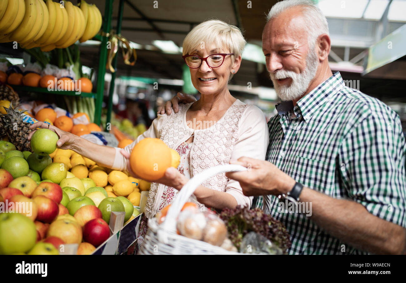 Senior paar Kaufen Frisches Obst und Gemüse auf dem lokalen Markt Stockfoto