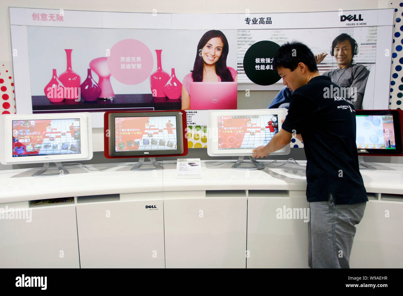 ---- Ein Mitarbeiter stellen Dell Computer Dell Flagship Store in Shanghai, China, 25. September 2009. Dell Inc., der drittgrößte PC-Verkäufer Stockfoto