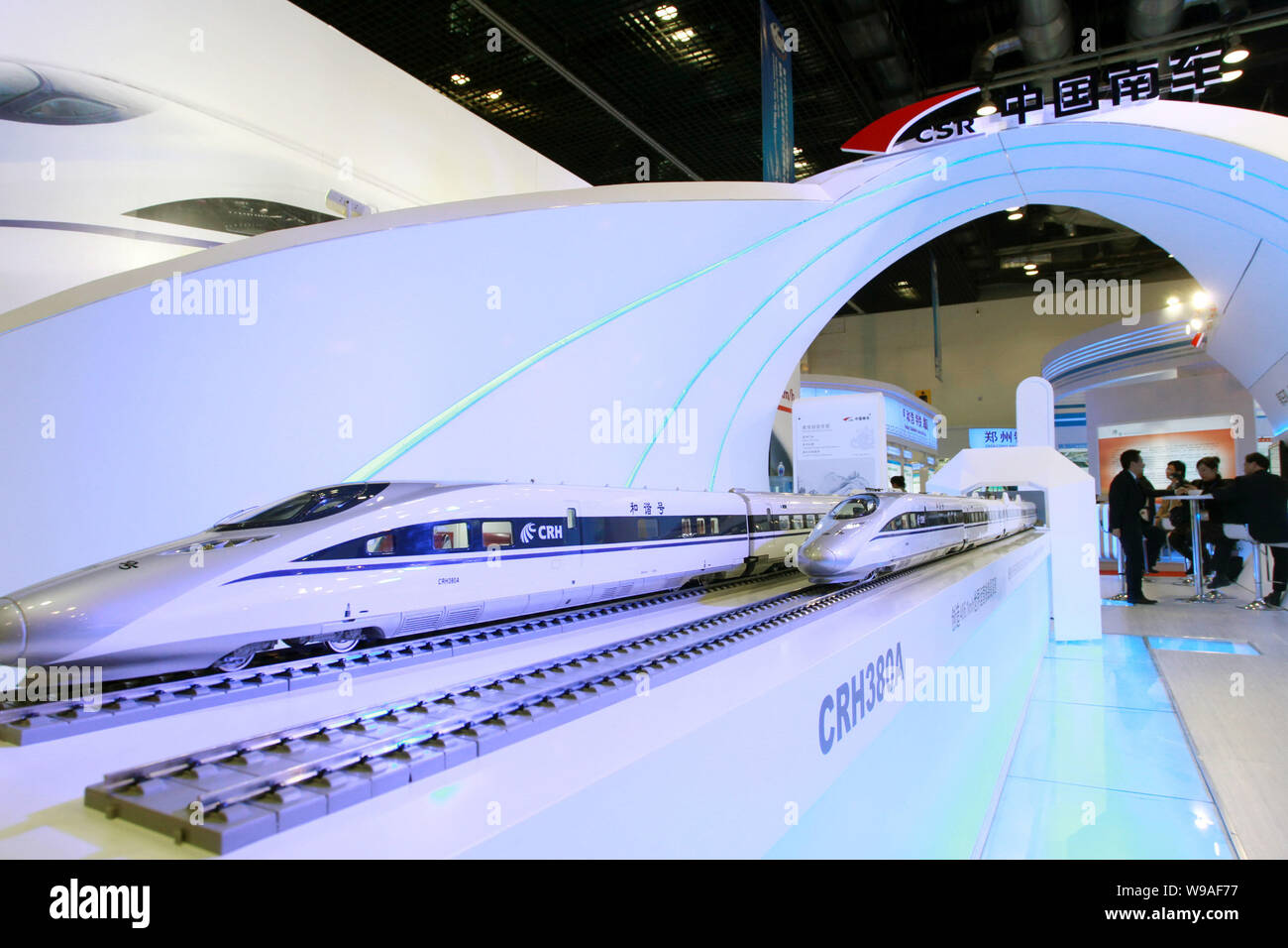 Modelle der CRH380 A Hochgeschwindigkeitszüge auf dem Stand von CSR Corporation Limited in der modernen Eisenbahn Ausstellung in Peking 2010 angezeigt werden, C Stockfoto