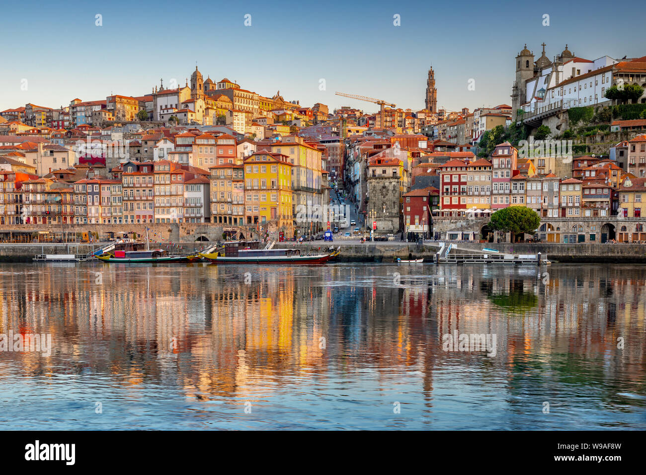 Porto, Portugal alte Stadt Skyline aus über den Fluss Douro. Stockfoto