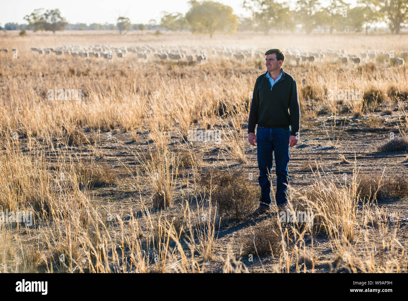 Landwirt James Hamilton auf seiner Trockenheit betroffenen Farm in Narromine, New South Wales. Stockfoto