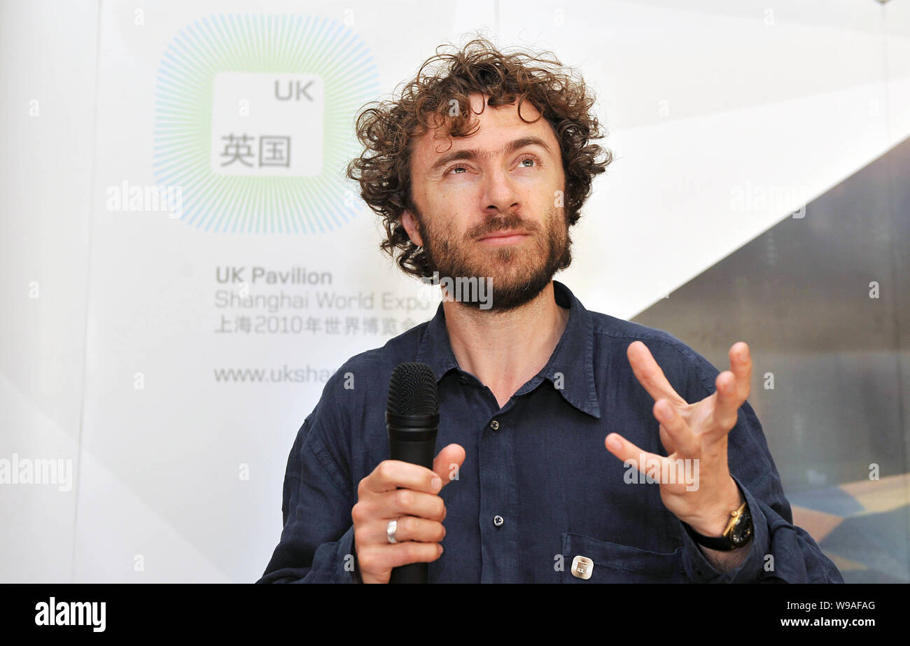Thomas Heatherwick, Designer des britischen Pavillon, spricht in einem Interview in der Expo in Shanghai, China, 4. Mai 2010. Ein Pavillon wie ein Kasten Stockfoto