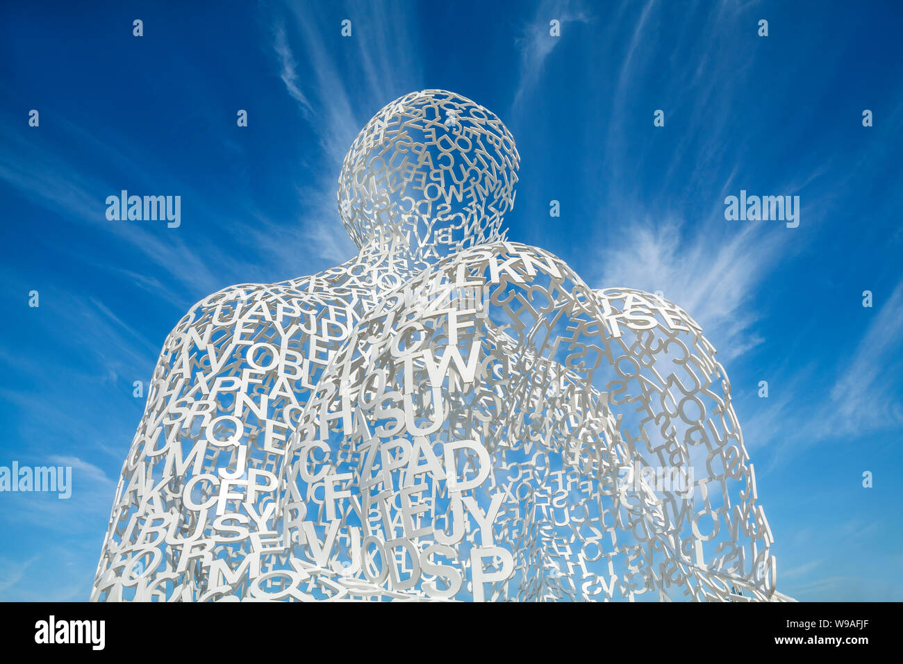 Antibes, Frankreich - Juli 17, 2019: Ansicht der Nomade Skulptur vom spanischen Künstler Jaume Plenza in Antibes Frankreich. Stockfoto