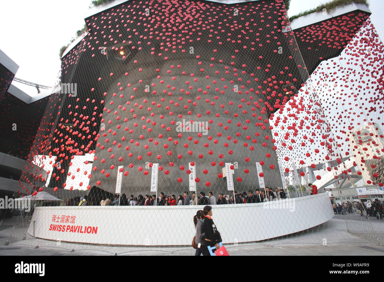 Besucher Warteschlange außerhalb der Schweiz Pavillon auf der Expo in Shanghai, China, 3. November 2010. Die Schweiz Pavillon kann der erste geworden Stockfoto