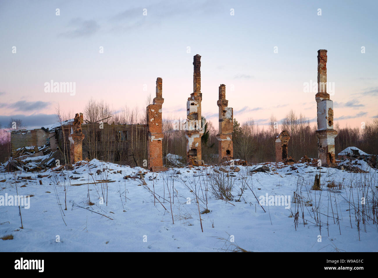 Ruinen von einem verbrannten Holz- zwei-stöckige Haus auf einem Januar  Abend. Ein verlassenes Dorf arbeiten in der Region Leningrad (Russisch  Amerika). Russland Stockfotografie - Alamy