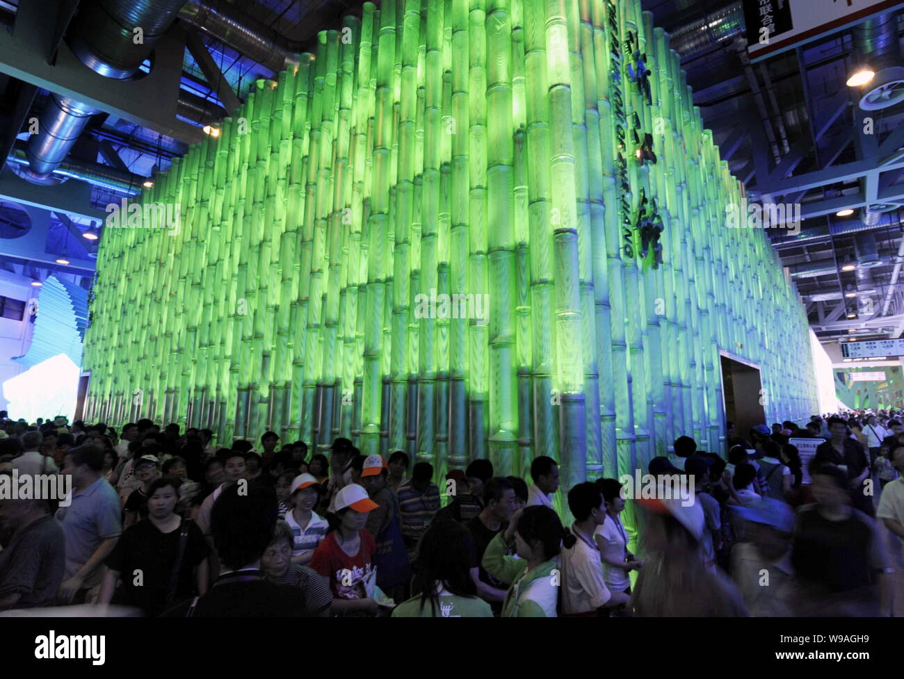 Besucher vorbei an der Zhejiang Pavillon auf der Weltausstellung in Shanghai, China, 17. Juni 2010. Mehr als 20 Millionen Menschen besuchten das Worl Stockfoto