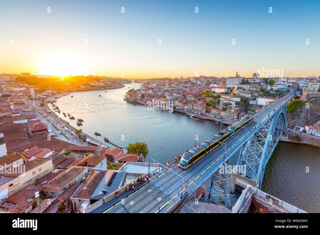 Blick auf die historische Stadt Porto, Portugal mit der Dom Luiz Brücke. Eine U-Bahn kann auf der Brücke gesehen werden. Stockfoto