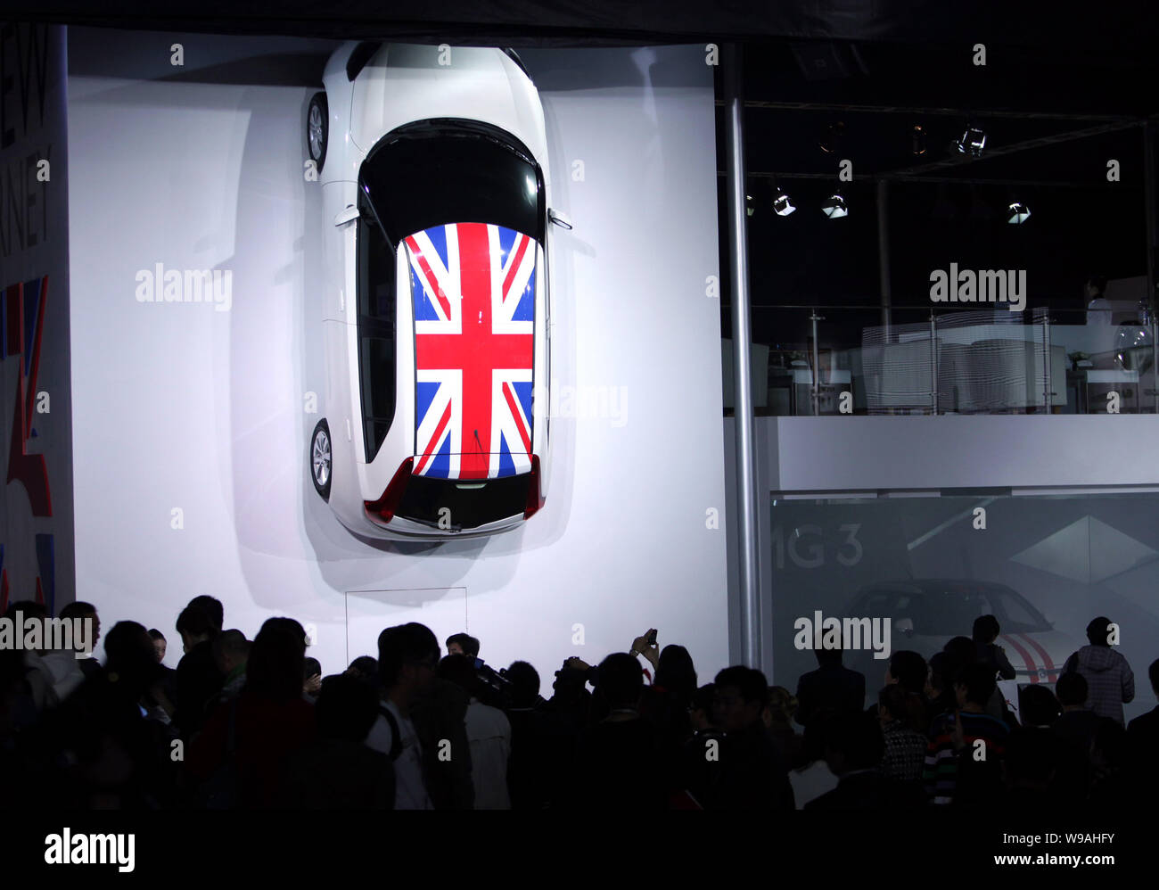 Besucher Blick auf eine MG3 der SAIC Motor, dessen top Mit dem Union Jack im 8 China (Guangzhou) Internationale Automobil Ausstellung, k gemalt wird, Stockfoto