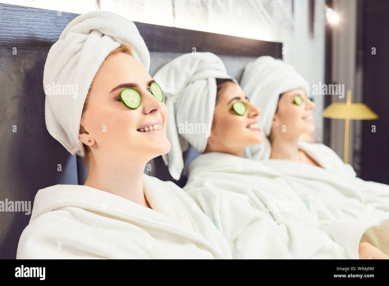 Junge Frauen in weißen Bademantel an ein Spa Partei Stockfoto