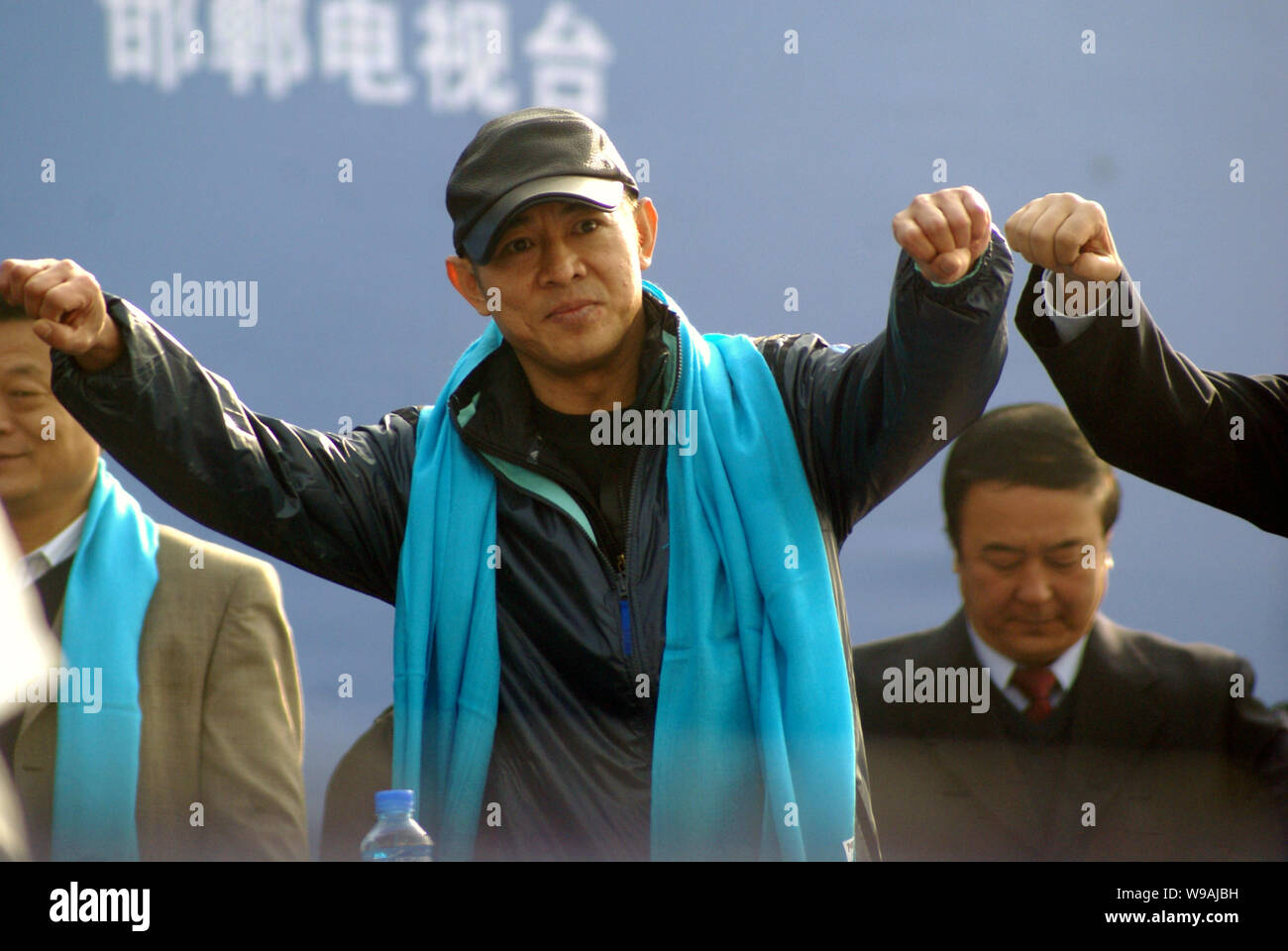 Chinesische Kung Fu Star Jet Li practices Tai Chi Chuan während einer Benefizveranstaltung der Stiftung in Handan Stadt zu fördern, North China Provinz Hebei, N Stockfoto
