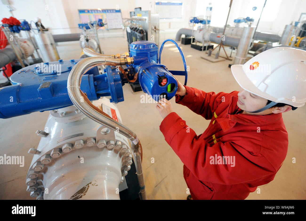 Ein chinesischer Arbeiter aus CNPC (China National Petroleum Corporation) prüft Ventile an der Klemme der China-Russia Ölpipeline in Daqing Stadt, Nord Stockfoto