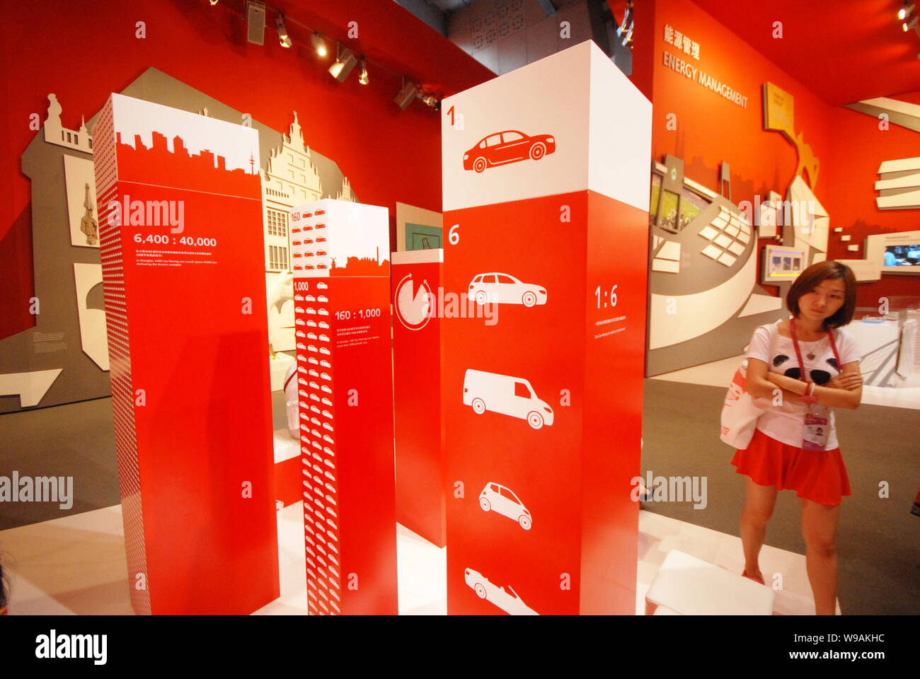 Ein Besucher betrachtet ein Car-sharing-themed Installation in der Bremer Fall Bereich der Urban Best Practice Area in der Welt Expo Park in Shanghai, China Stockfoto