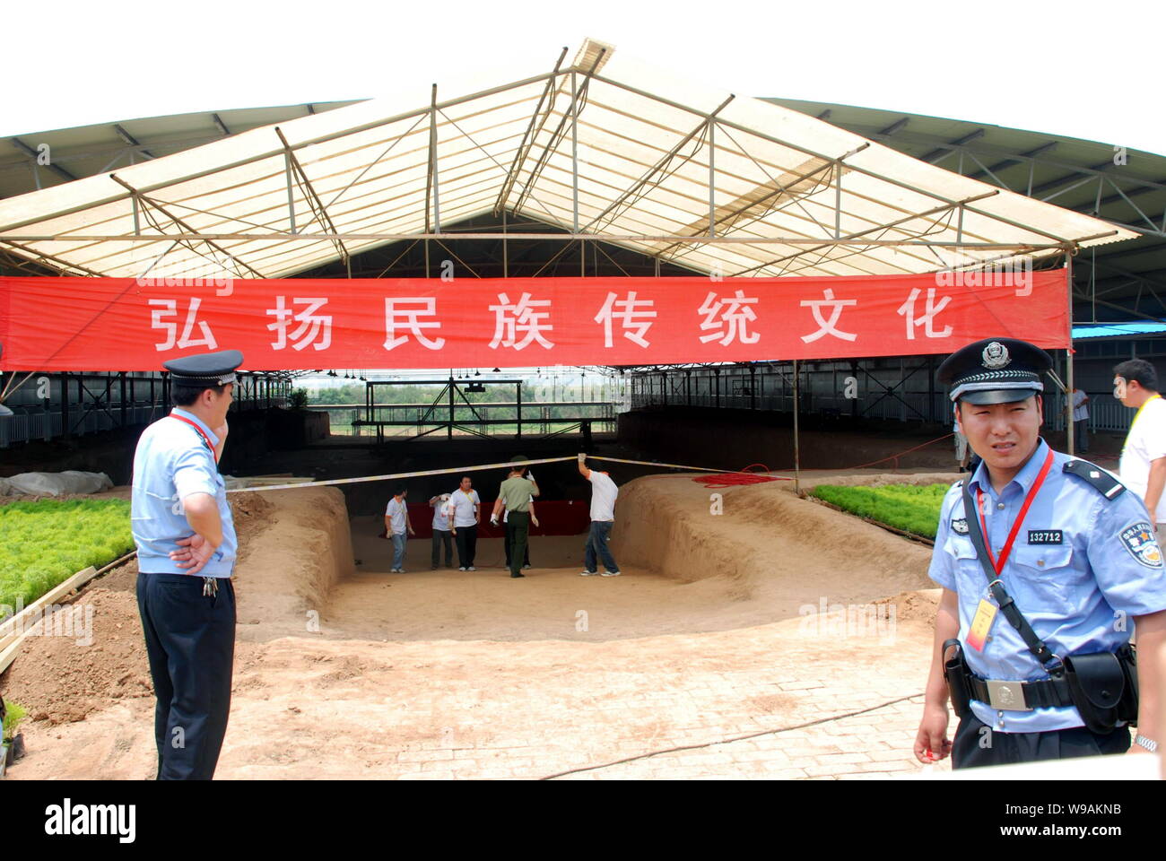 Chinesische Polizisten stehen Wache an der Ausgrabung des Cao Cao Grab in Xigaoxue Dorf, Anyang County, Anyang City, Central China Henan provinc Stockfoto