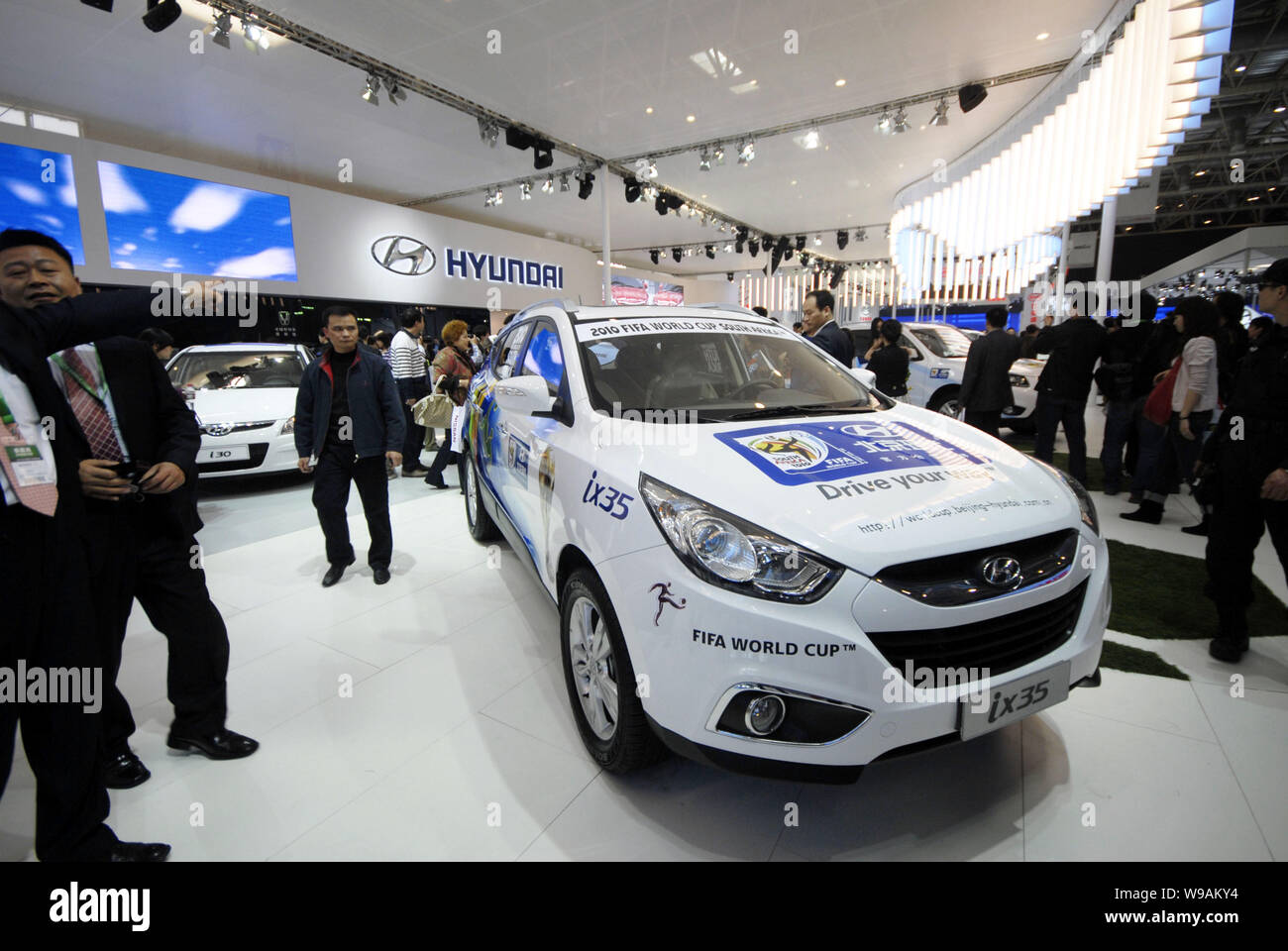 Chinesischen Autokäufer Blick an einem Hynidai ix 35 während einer Auto Show in Peking, China, 24. April 2010. Südkoreas Hyundai Kia Automotive Group sagte Verkauf Stockfoto