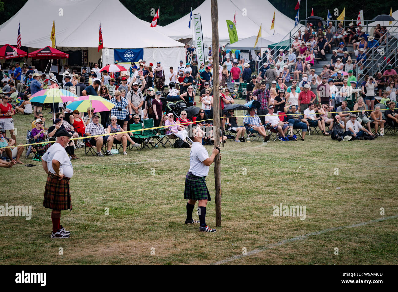 Fergus, Ontario, Kanada - 08 11 2018: Traditionelle schottische heavies Wettkämpfe Athleten Kilts tragen vorbereiten, ihre Fähigkeiten in einem zu demonstrieren Stockfoto