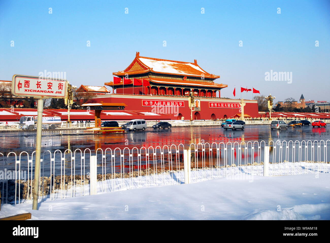 Autos fahren auf der ChangAn Avenue neben dem Platz des Himmlischen Friedens nach schweren Schnee fällt in Peking, China, Montag geräumt wurden, 4. Januar 2010. Peking sa Stockfoto