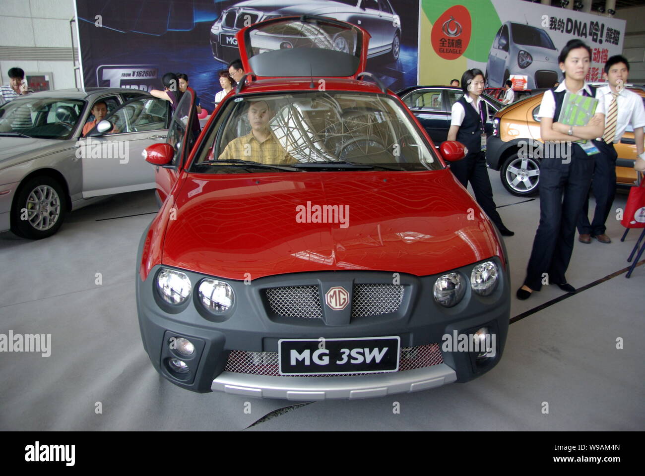 ---- Besucher versuchen eine MG3 SW der SAIC (Shanghai Automotive Industry Group (Gruppe)) Motor auf dem Display während ein Auto Show in Nanjing City, East China Stockfoto