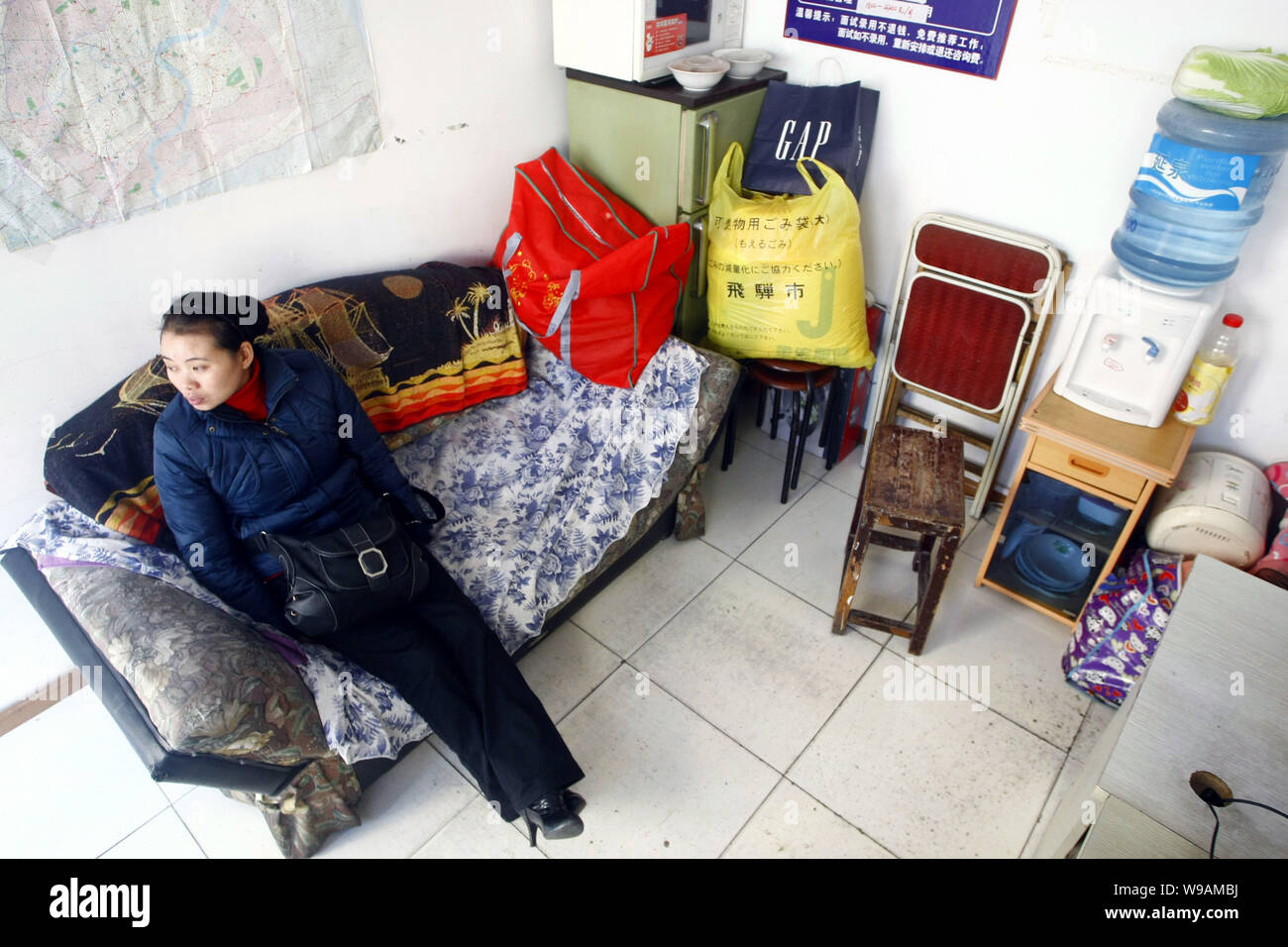 Eine chinesische Frau wartet an einem fast leeren Hausmädchen Agentur in Shanghai, China, 27. Dezember 2010. Chinesischen Großstädten wie Shanghai und Peking sind faci Stockfoto
