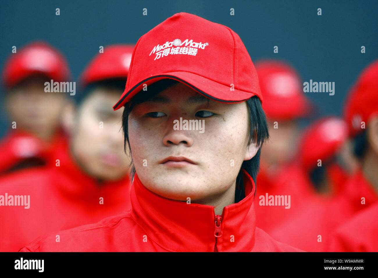Chinesische Mitarbeiter sind während der Eröffnung der Media Markt in Shanghai, China, 17. November 2010 gesehen. Führende europäische Elektronik waren Einzelhändler Stockfoto