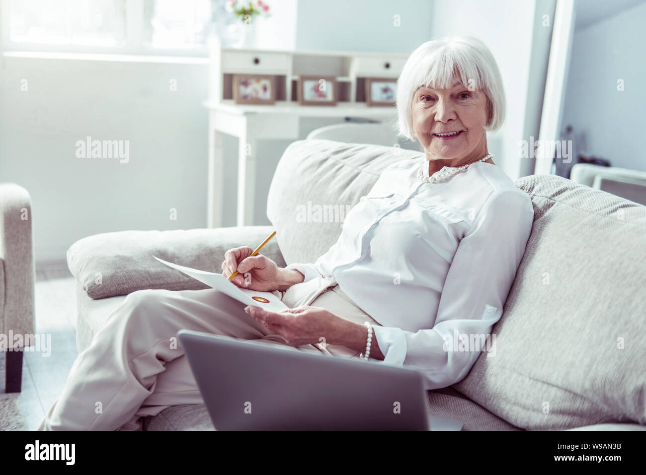 Stilvoll elegante ältere Dame entspannte Gefühl Rest in Wohnzimmer Stockfoto