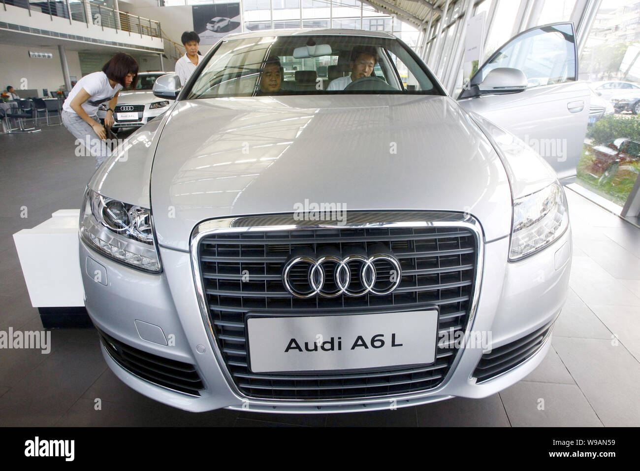 ------ Chinesischer Autokunden versuchen, ein Audi A6L in einer Händlerniederlassung in Shanghai, China, 3. September 2010. Volkswagen AGs Audi luxury Einheit sagte, China werde Stockfoto