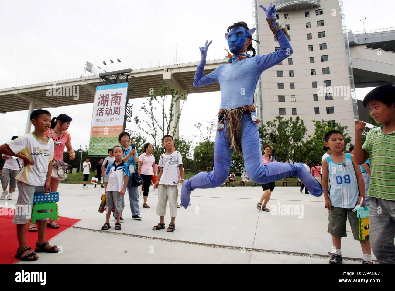 Ein chinesischer ausführender gekleidet wie der Avatar Abbildung führt die Tourismus in Zhangjiajie im Expo Park in Shanghai, China, 26. Juli 2 zu fördern. Stockfoto