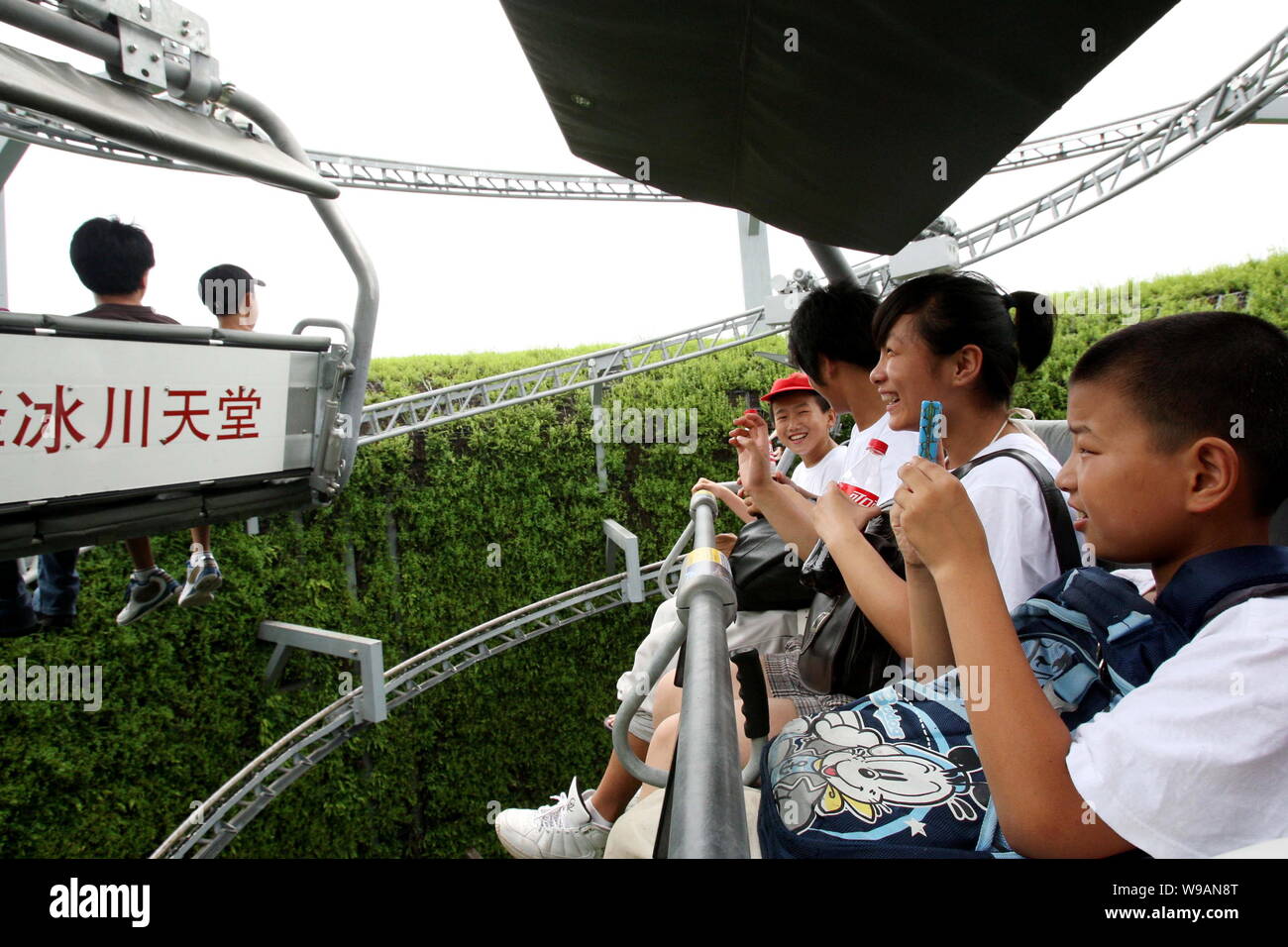 Besucher sitzen auf dem Berg Titlis Sessellifte in der Schweiz Pavillon auf der Weltausstellung in Shanghai, China, 10. Juli 2010. Stockfoto