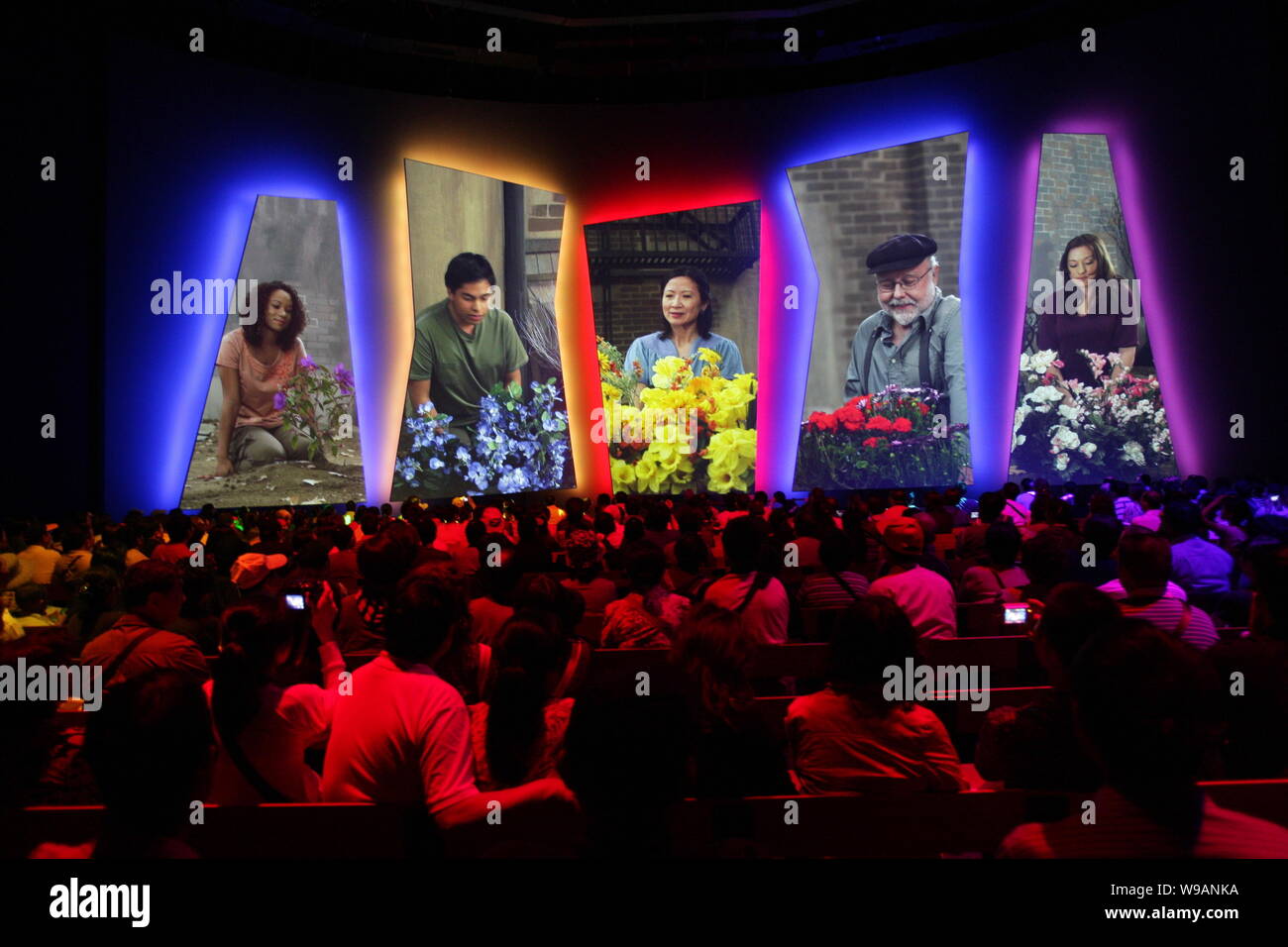 Besucher beobachten Sie den 4D-Film, den Garten, die in den USA Pavillon auf der Weltausstellung in Shanghai, China, 25. Mai 2010. Stockfoto