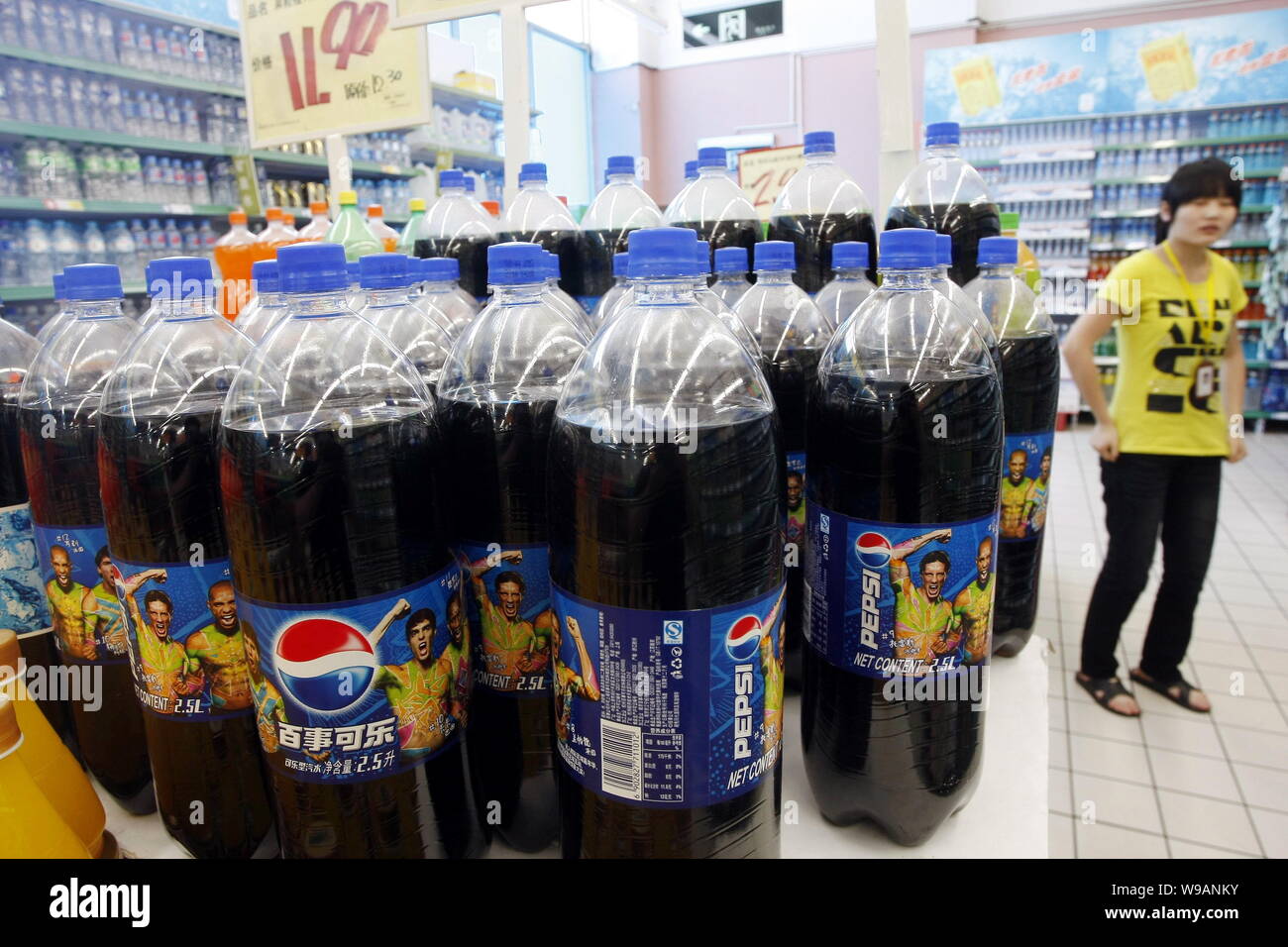 Flaschen Pepsi Cola sind für den Verkauf in einem Supermarkt in Shanghai, China, 24. Mai 2010. PepsiCo, die Welten Nr. 2 Softdrink Hersteller, sagte, daß es investieren. Stockfoto