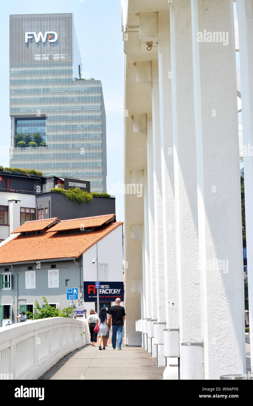Wolkenkratzer und kolonialen Gebäuden neben Elgin Brücke in Singapur Stockfoto