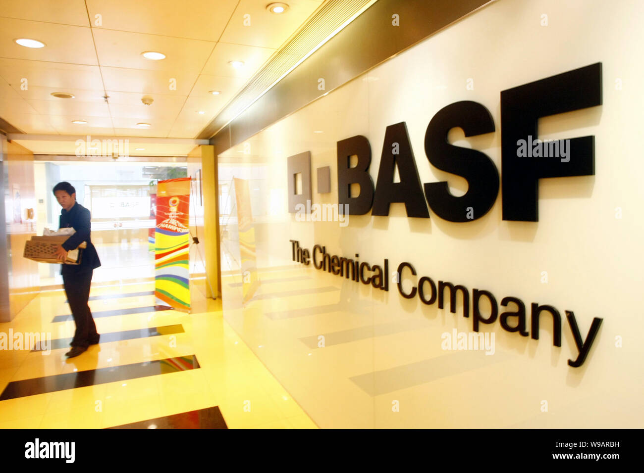 Ein chinesischer Mitarbeiter am Hauptsitz der BASF (China) Co., Ltd. in Shanghai, China, 3. November 2010 gesehen. BASF will mehr als 1 Mrd. € ($ 1.3b zu investieren. Stockfoto