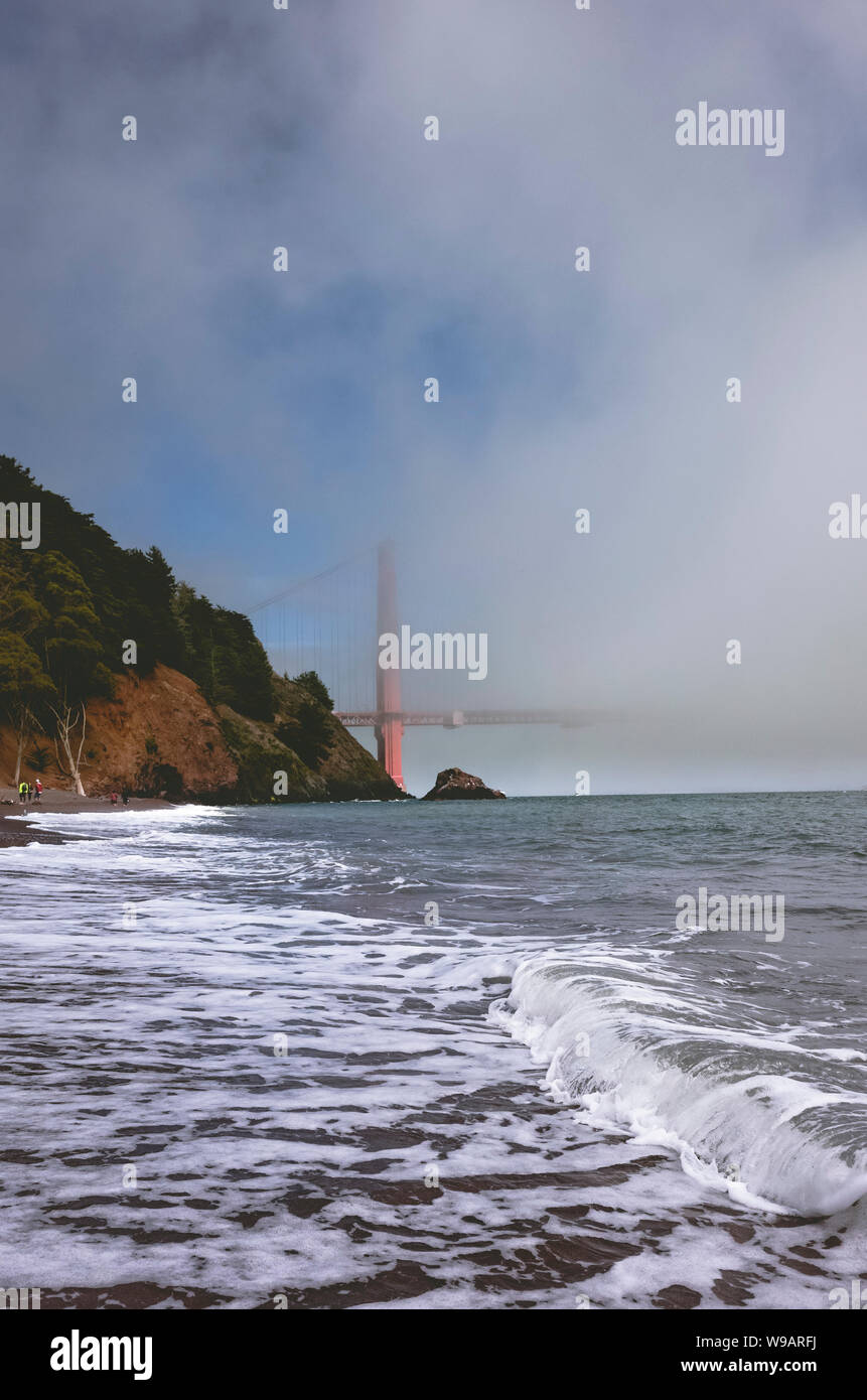 Golden Gate Bridge im Nebel am Kirby Cove Beach abgedeckt Stockfoto