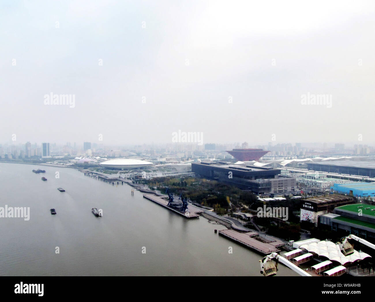 Blick auf eine schlechte Luft Tag in Shanghai, China, 17. November 2010. Luftqualität in Shanghai hat sanken seit der Expo die Stadt verlassen, Schiebetüren aus PE Stockfoto