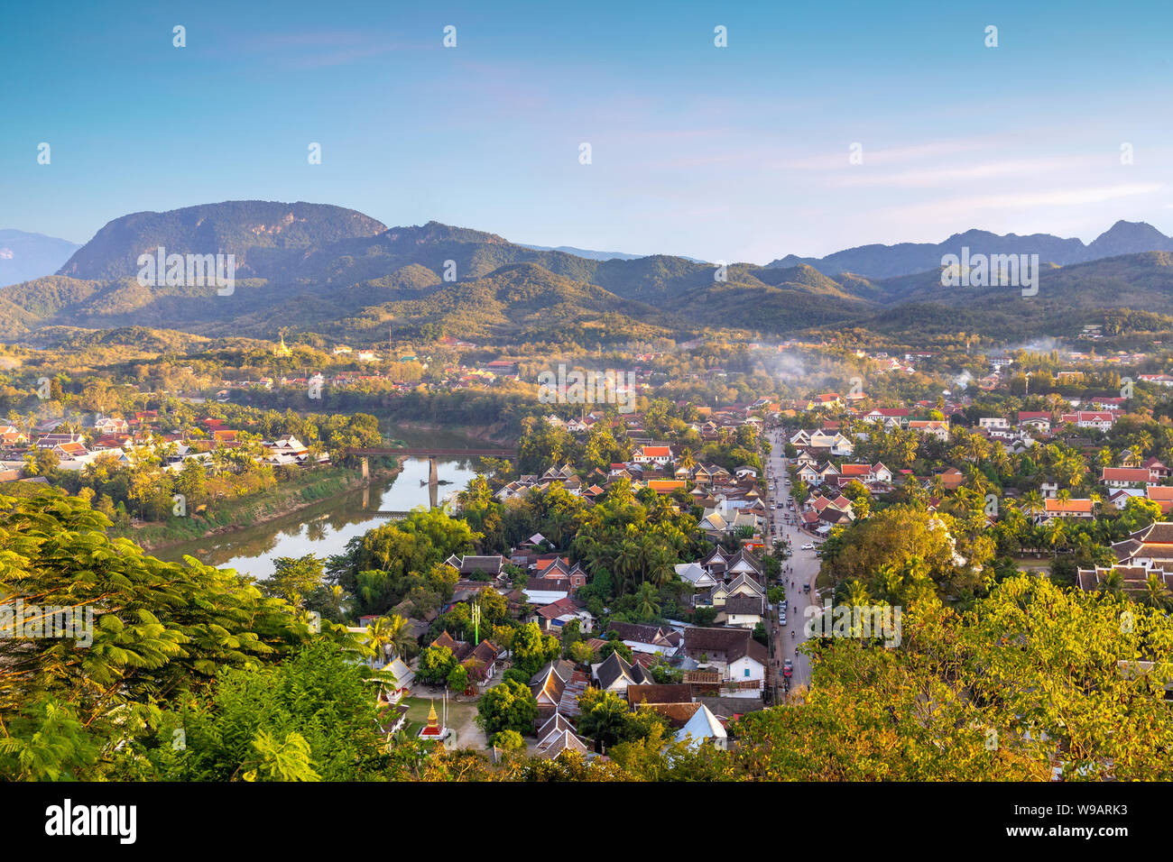 Blick von oben auf die Stadt bei Sonnenuntergang Luang Prabang, Laos Stockfoto