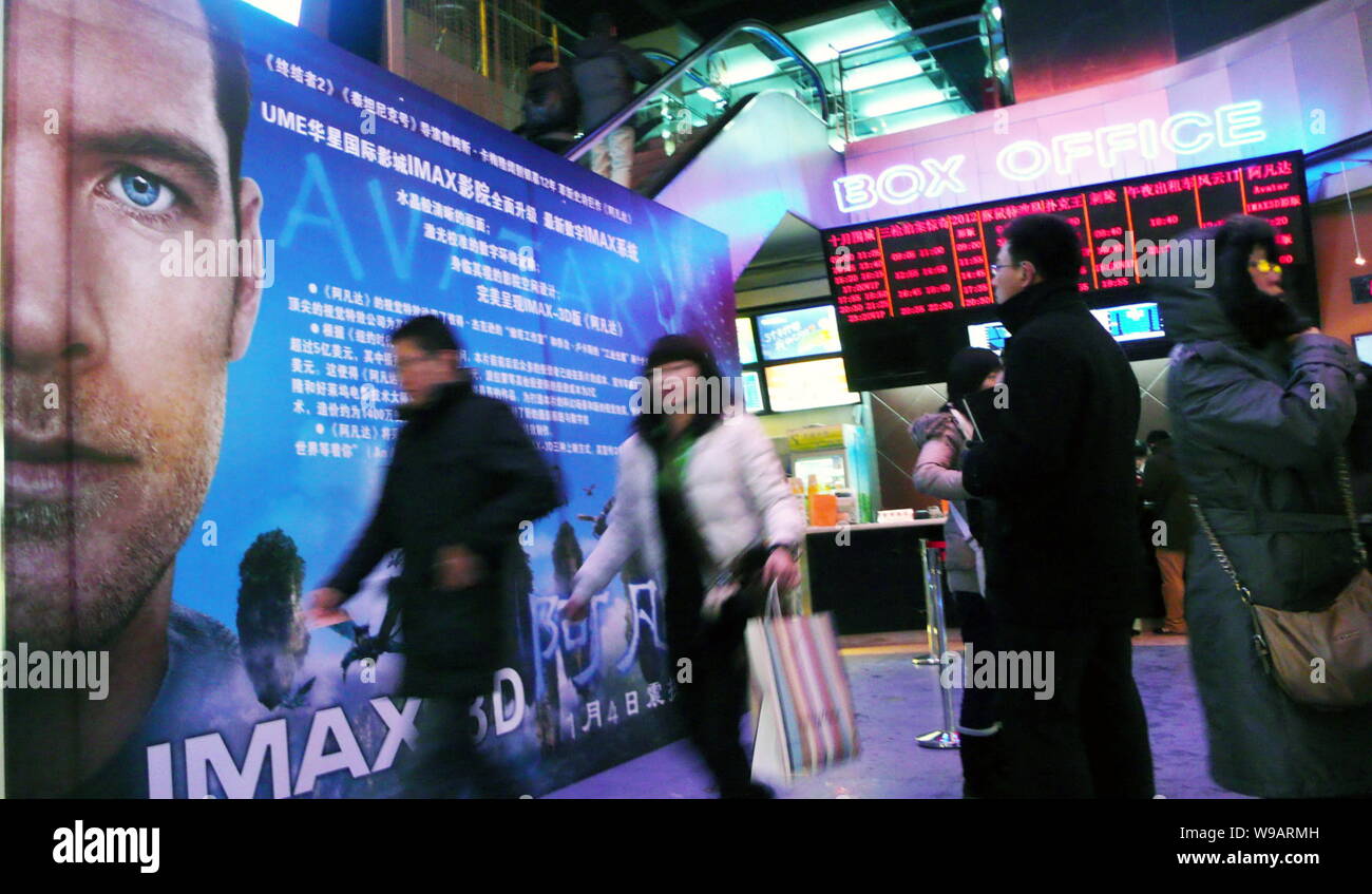 Anwohner vorbei ein Poster zum Film Avatar, in einem Kino in Peking, China, Sonntag, 3. Januar 2010. Montags (4. Januar 2009) Chinesische re Stockfoto