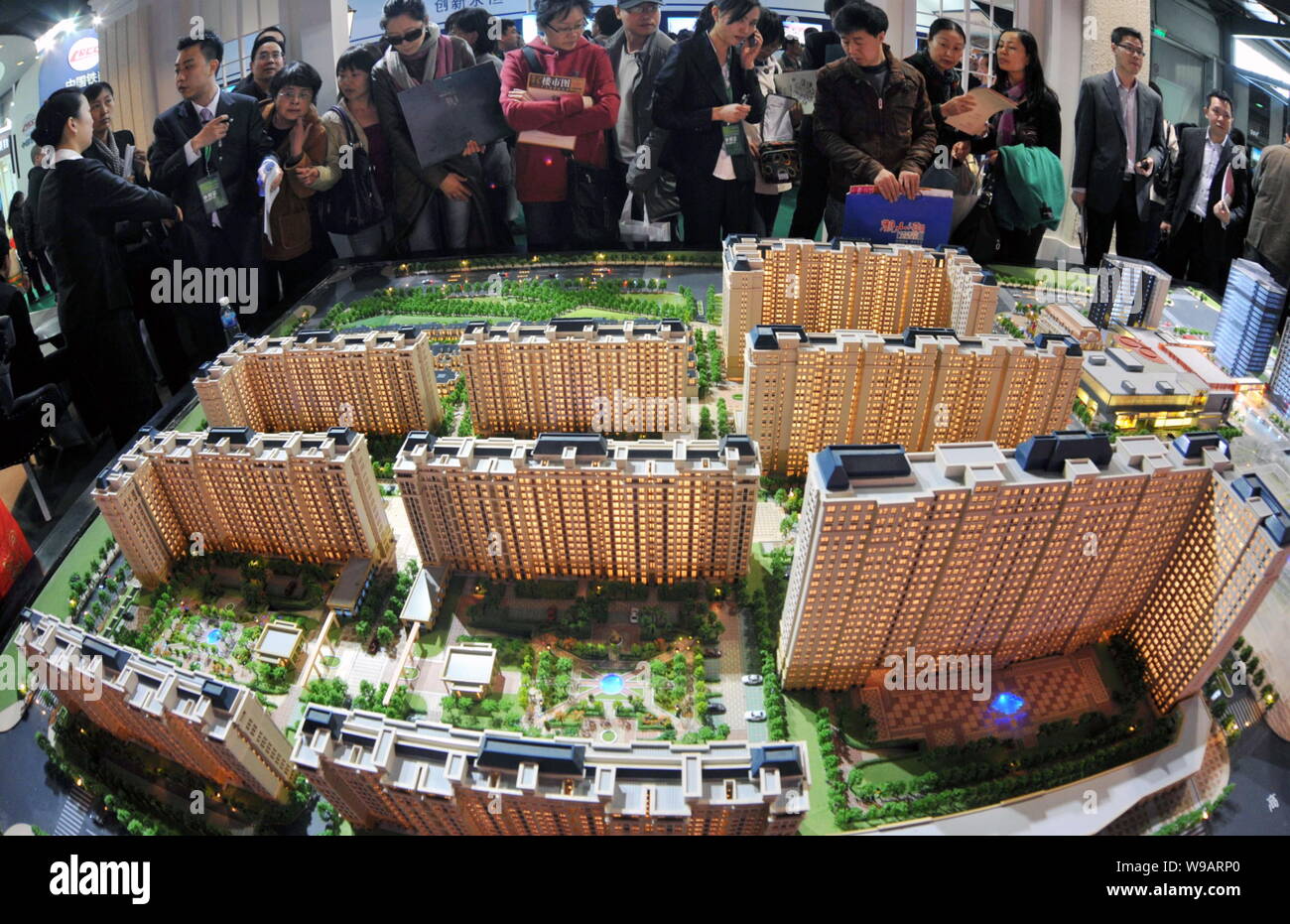 Besucher Blick auf Modelle aus einem Gehäuse, in dem Projekt im Rahmen einer Immobilienmesse in Peking, China, April 8, 2010. Der Rat nahm harte Schritte Dow abkühlen lassen Stockfoto