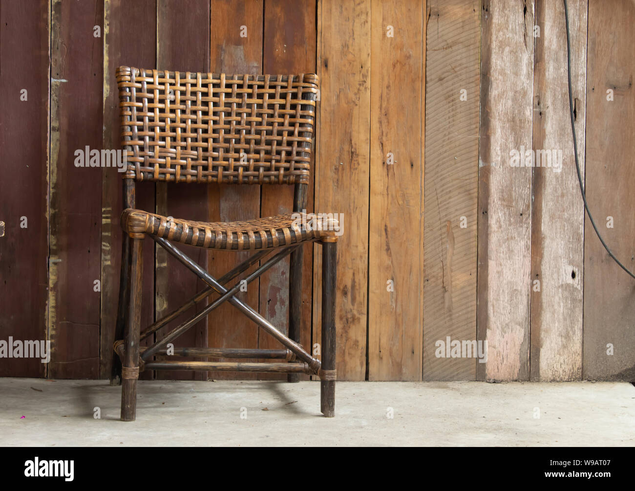 Alte hölzerne Stühle in den Gängen Stockfoto