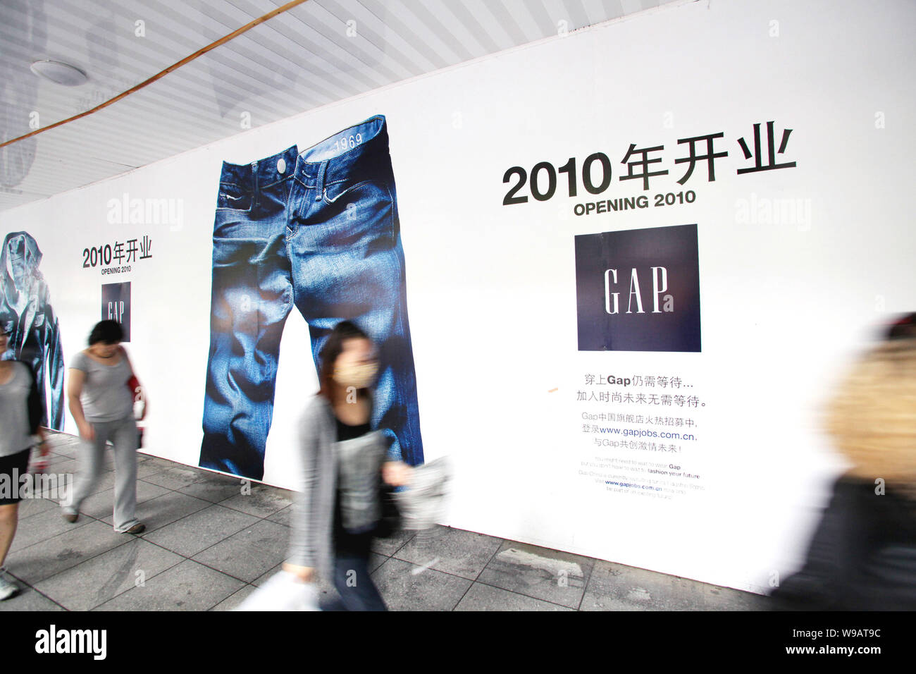 Anwohner vorbei eine Anzeige für Lücke in Shanghai, China, 24. Oktober 2010. Uns Textileinzelhändler Lücke wird zwei Läden in Shanghai, o öffnen Stockfoto