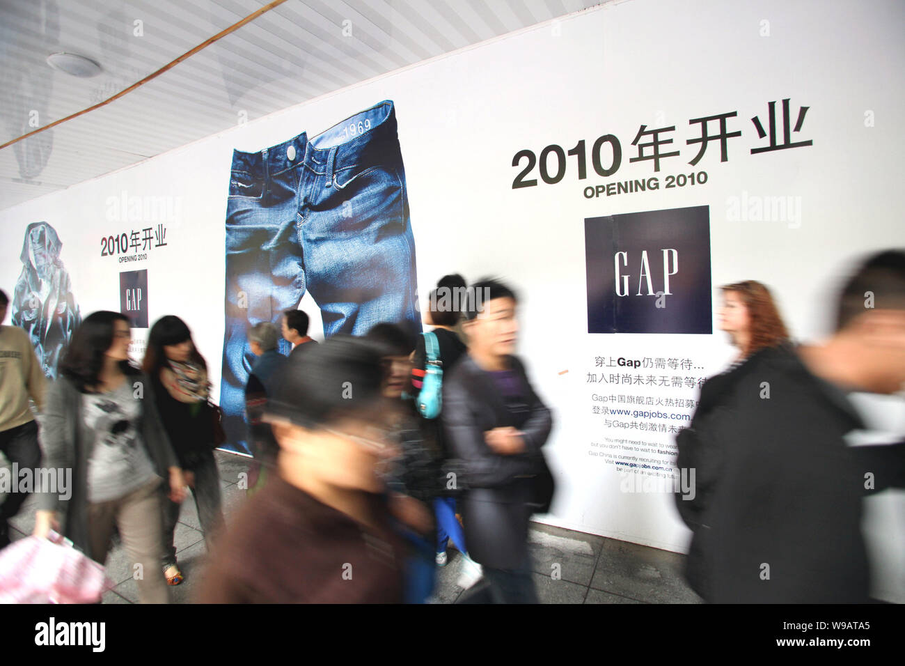 Anwohner vorbei eine Anzeige für Lücke in Shanghai, China, 24. Oktober 2010. Uns Textileinzelhändler Lücke wird zwei Läden in Shanghai, o öffnen Stockfoto