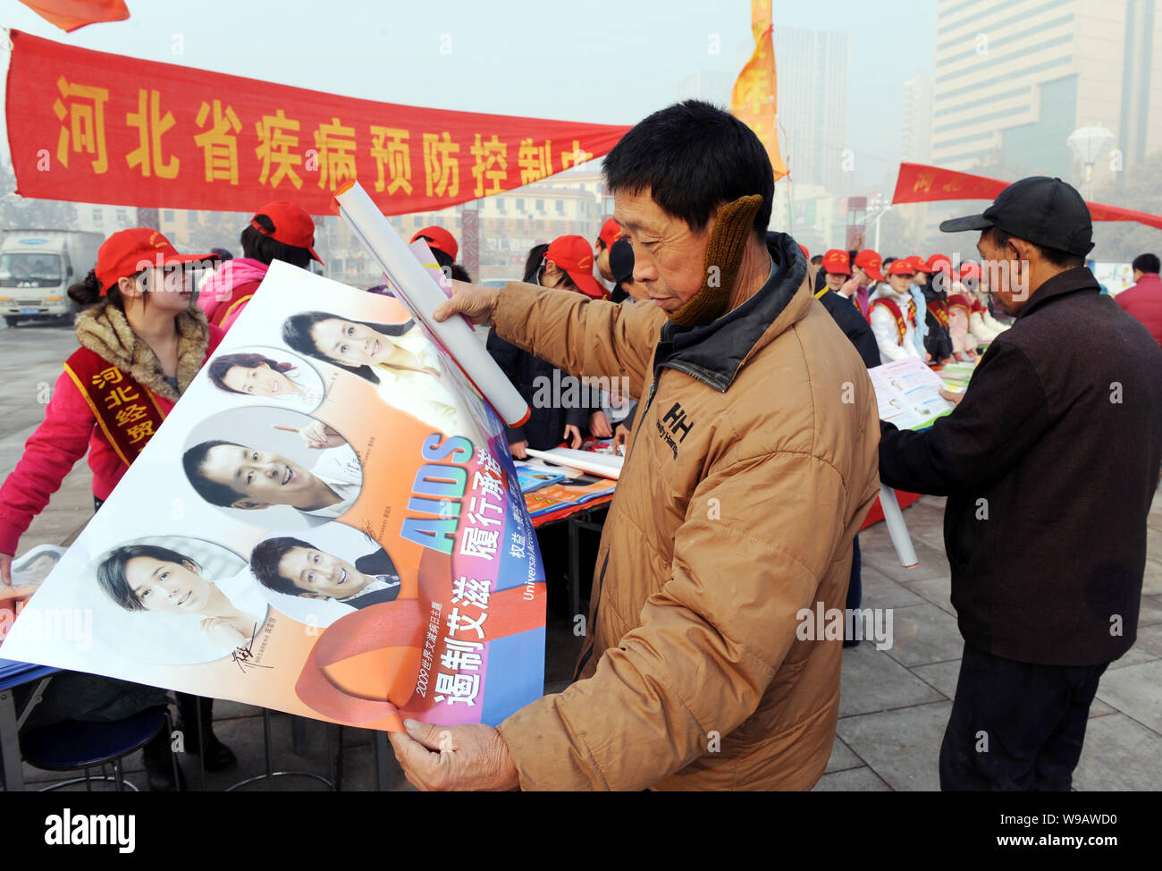 ------ Lokale chinesische Bewohner an Propaganda Plakate zur Prävention gegen AIDS in Shijiazhuang City, North China Provinz Hebei, 1 Decemb Stockfoto