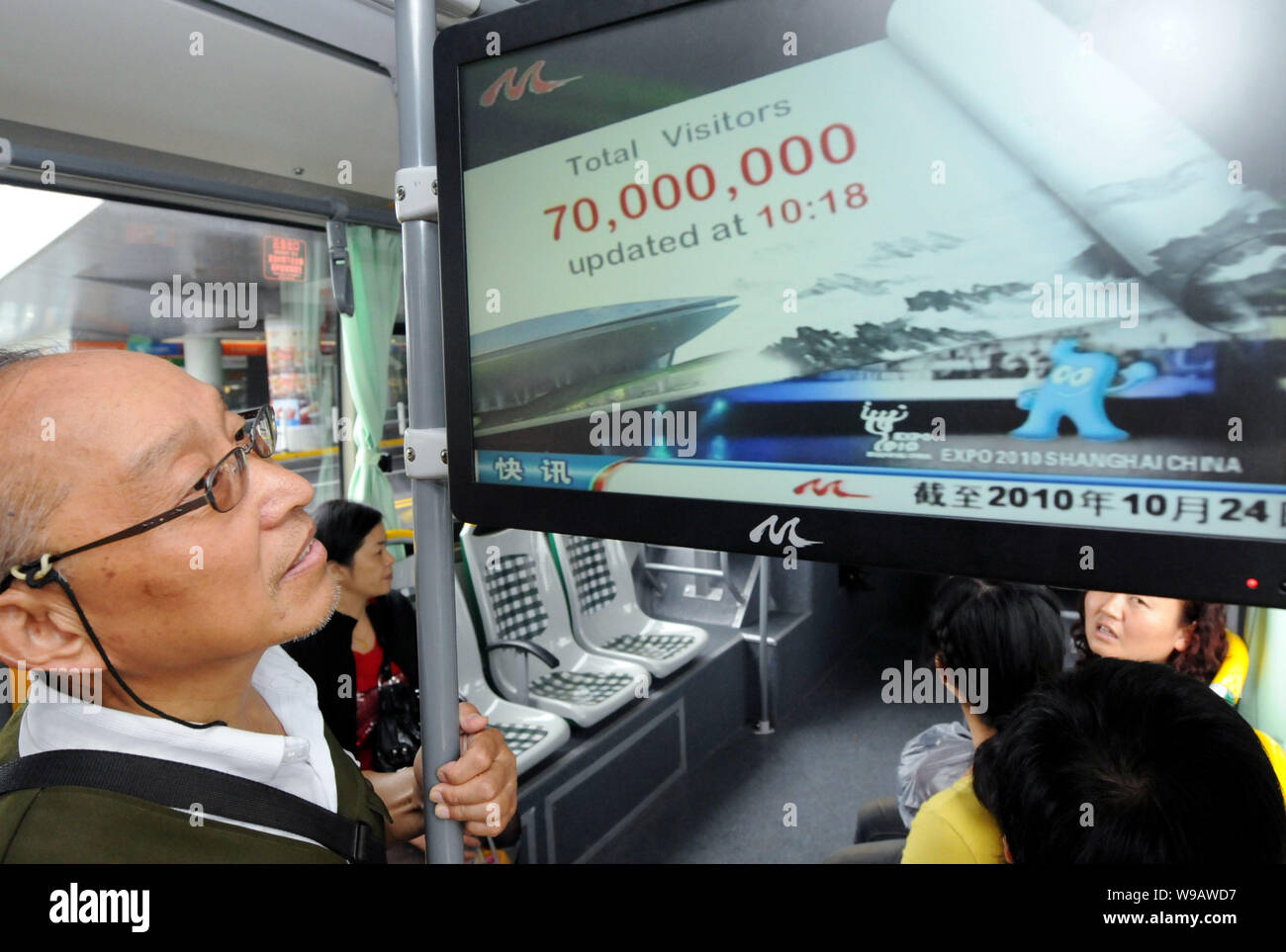 Einen chinesischen Pkw Uhren einer Anzeige, die die Zahl der Besucher der Shanghai Expo Park 70 Millionen mehr als in einem Bus in Shanghai, China, 24 Oc Stockfoto