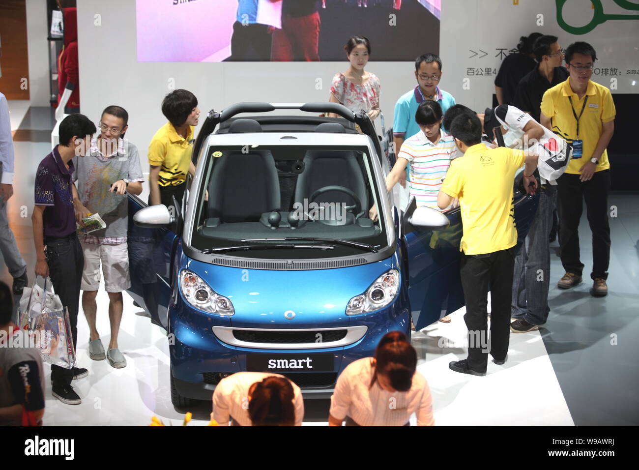 Chinesische Käufer schauen Sie sich einen Smart von Mercedes-Benz bei einem Auto Show in Chengdu, Provinz Sichuan im Südwesten Chinas, 17. September 2010. Deutsche au Stockfoto