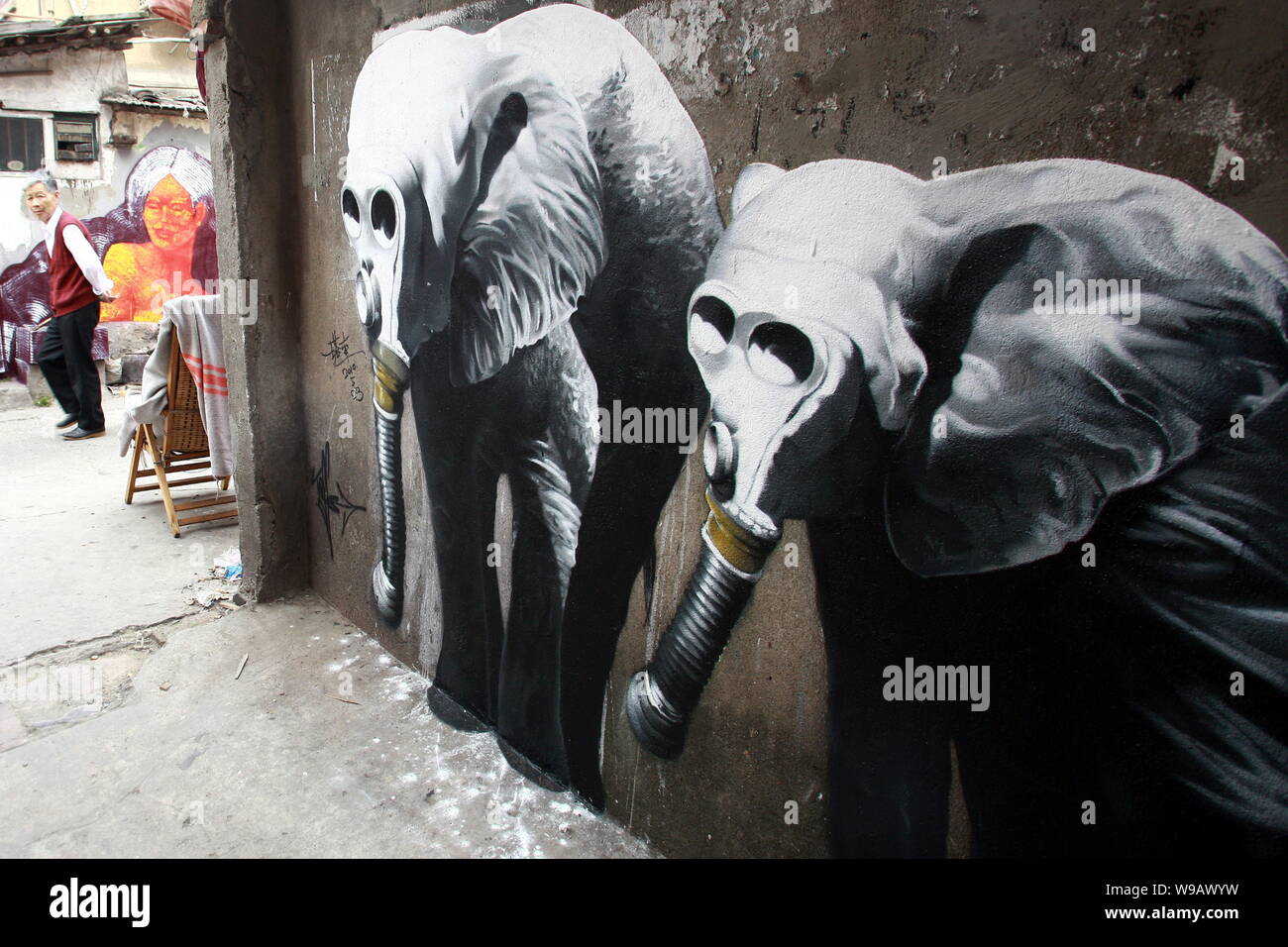 Blick auf ein Gemälde von Elefanten an der Wand eines Hauses in der Spur eines Slums in Shanghai, China, 26. Mai 2010. Stockfoto