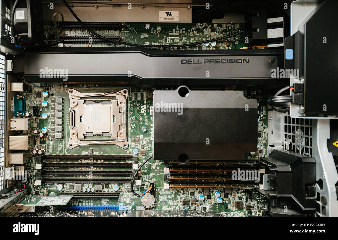 Paris, Frankreich, 31. Mai 2019: Blick von oben von zwei Dell Precision T7910 Professional Workstation Motherboard mit zweitem Prozessor hinzugefügt werden an den Vorstand Stockfoto