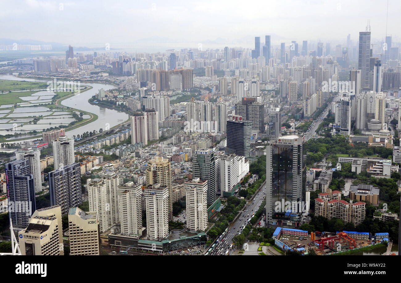 Anzeigen von Clustern von Wolkenkratzern, Hochhaus Büro- und Wohngebäuden Mehrfamilienhäusern in Shenzhen City, South China Guangdong Provinz, 11. August 201 Stockfoto