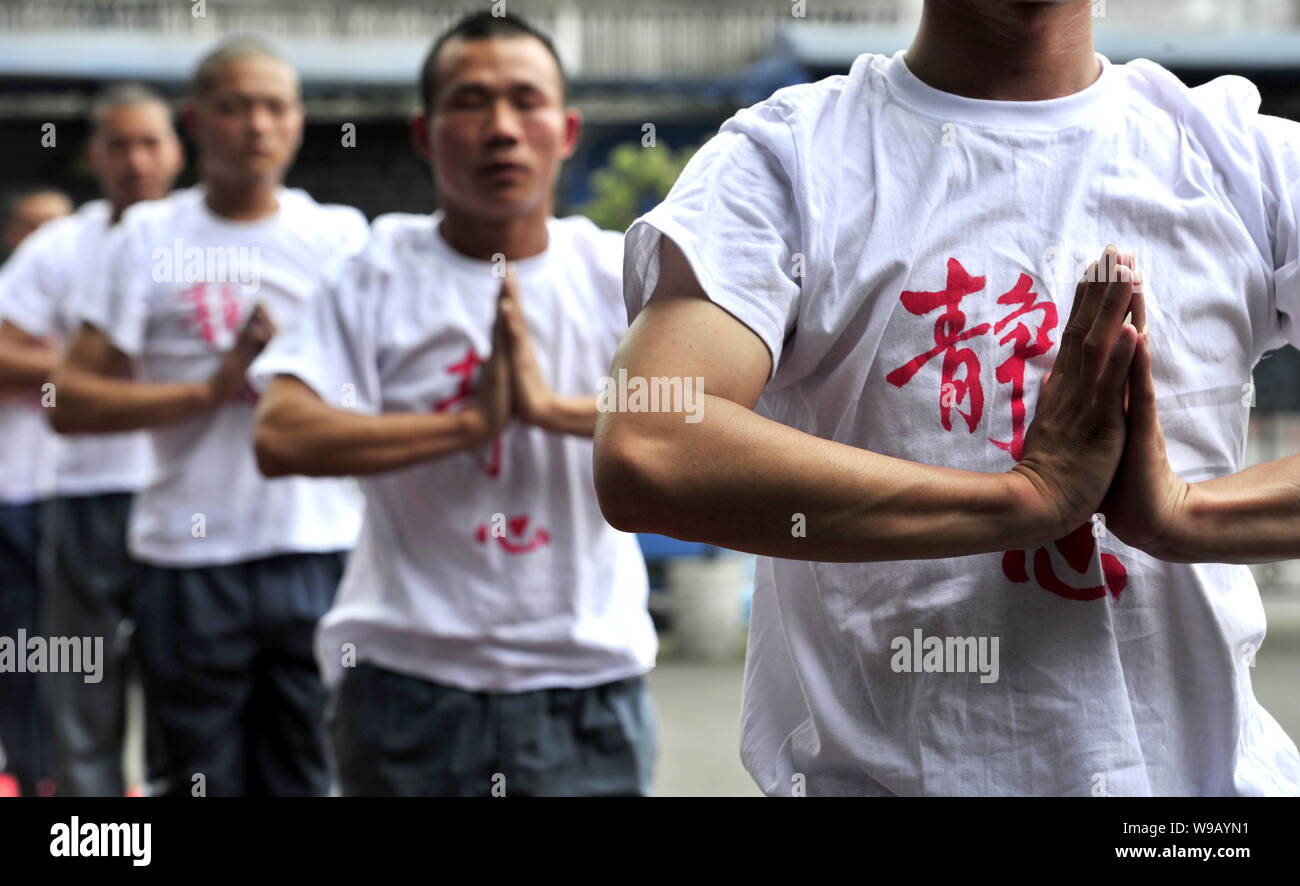 27 chinesischen Insassen durchführen Yoga in einem Gefängnis in Chengdu City, im Südwesten Chinas Provinz Sichuan am 18. Juni 2010. Die 27 Gefangenen nehmen - Monat Stockfoto