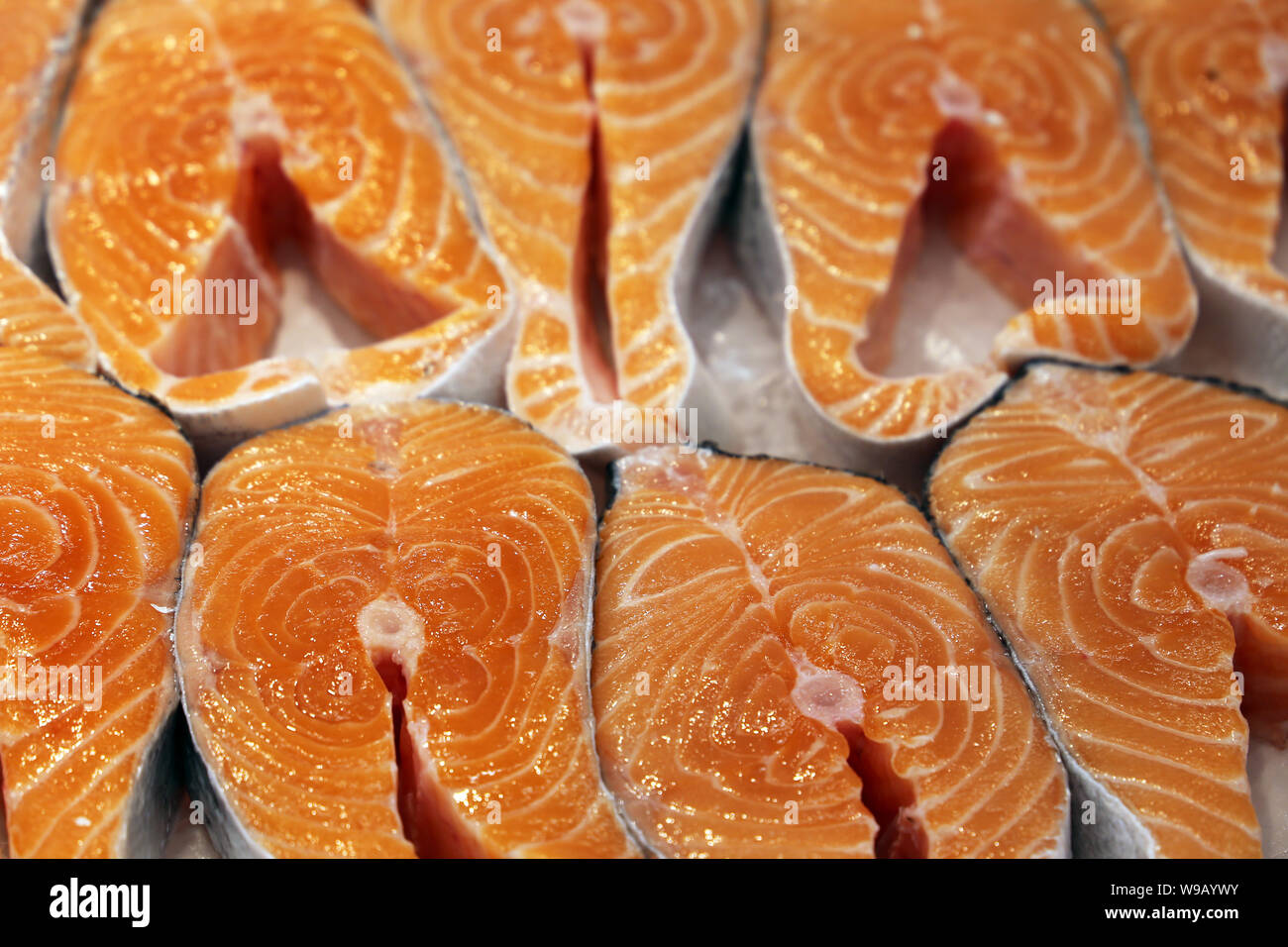 Frische rosa Lachs Steaks im Eis. Rote Fische auf dem Markt, das Konzept der gesunden Lebensmittel mit Omega-3-Fettsäuren, Fischerei Stockfoto