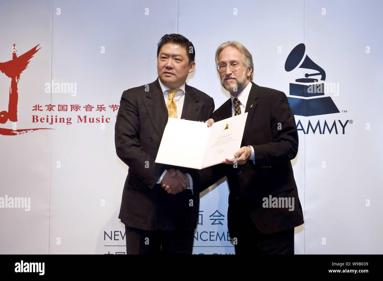 Neil Portnow, rechts, Präsident der Nationalen Akademie der Wissenschaften und Künste (NARAS) und Präsident der Recording Industry Association von Ameri Stockfoto